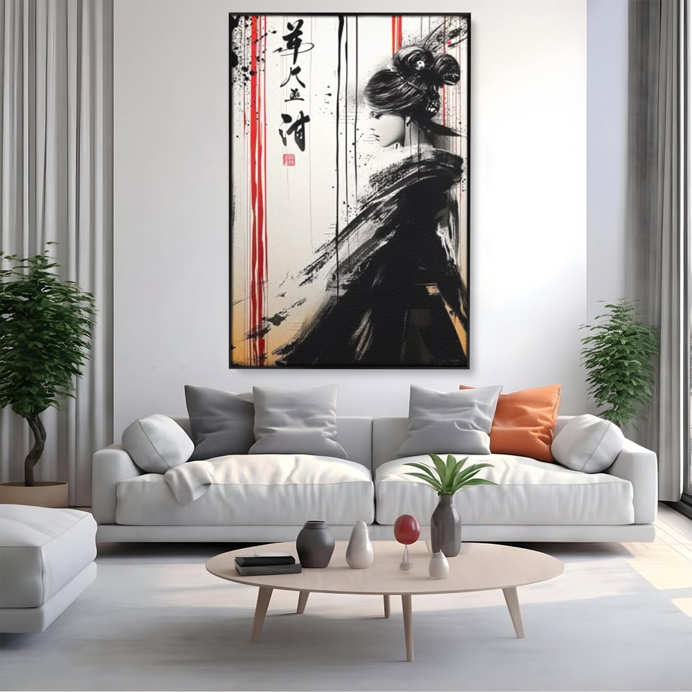 Tablou canvas cu tablou vertical cu gheisa in tus, in rama de aluminiu negru, pe perete intr-un living